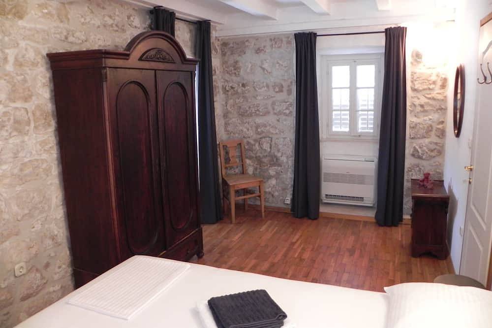 Villa on the edge of a medieval town near Dubrovnik, 5-minute walk to the beach in Cavtat, Dubrovnik-Neretva
