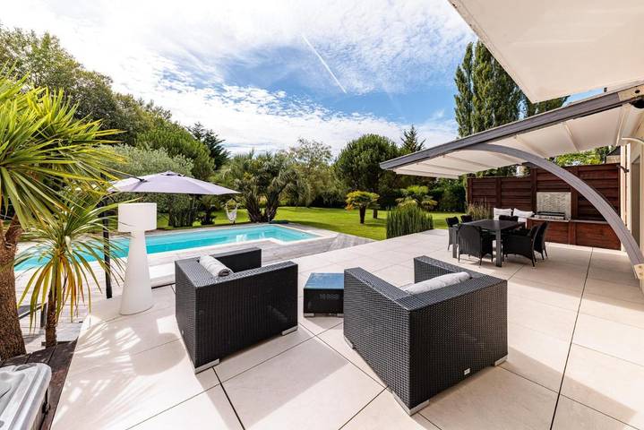 Location de vacances pour 14 personnes, avec vue ainsi que jardin et piscine à Vigneux-de-Bretagne - 4