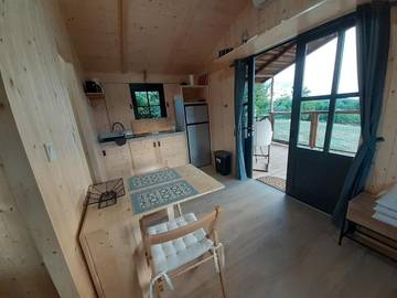 Gîte pour 3 personnes, avec piscine ainsi que terrasse et vue à Sadroc