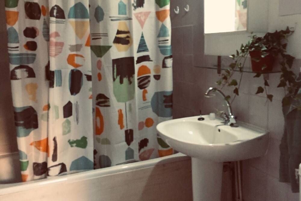 Appartement entier, Agreable studio dans residence calme proche de la mer et du centre ville in Le Pradet, Côte méditerranéenne (France)