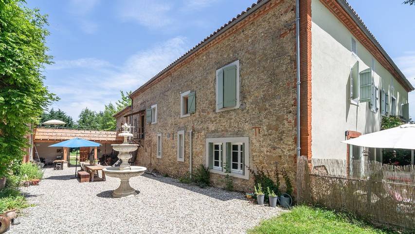 Villa for 4 people, with pool and garden as well as terrace in Midi-Pyrenees
