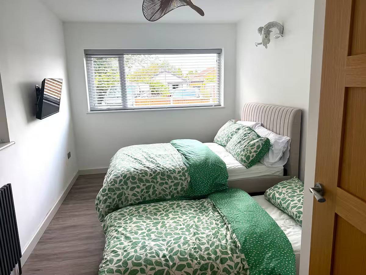 3-Bed Bungalow Sleeps 8 with Garden & Parking in Nottinghamshire