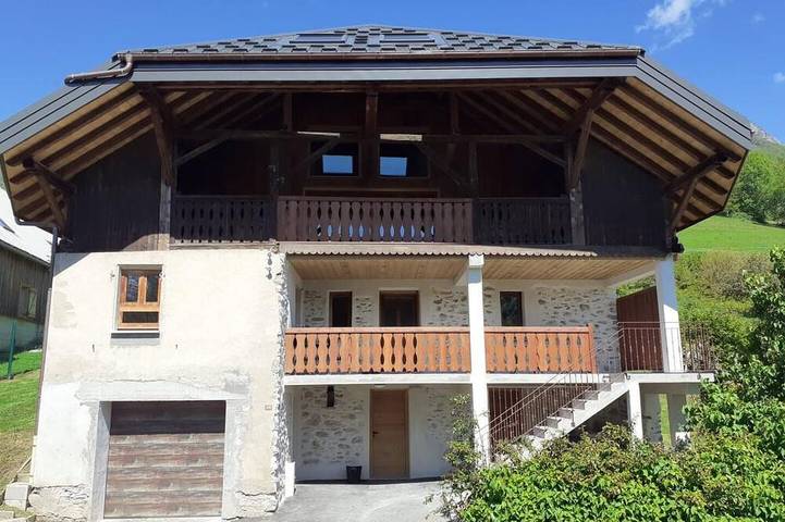 Location de vacances pour 10 personnes, avec balcon ainsi que jardin et jacuzzi dans Allondaz