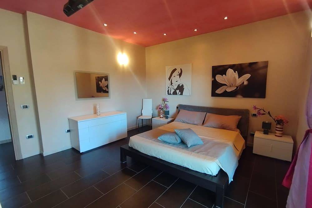 Casa vacanze con giardino e zona barbecue,3 camere letto,1 km dal mare in La Caletta, Siniscola