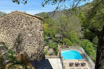 Gîte pour 5 personnes, avec piscine et jacuzzi, animaux acceptés à Rochessauve