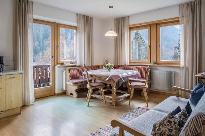 Ferienwohnung für 6 Personen, mit Seeblick und Sauna sowie Garten, kinderfreundlich in Ulten