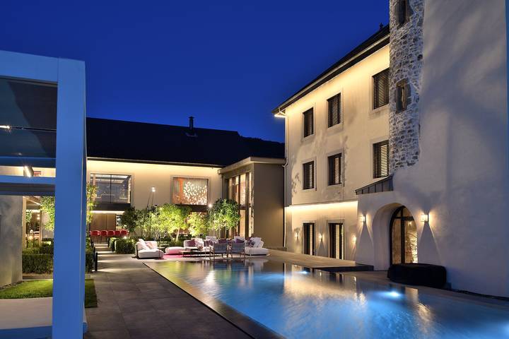 Location de vacances pour 19 personnes, avec bassin pour enfant et jardin ainsi que jacuzzi et sauna, adapté aux familles dans Saint-Cergues