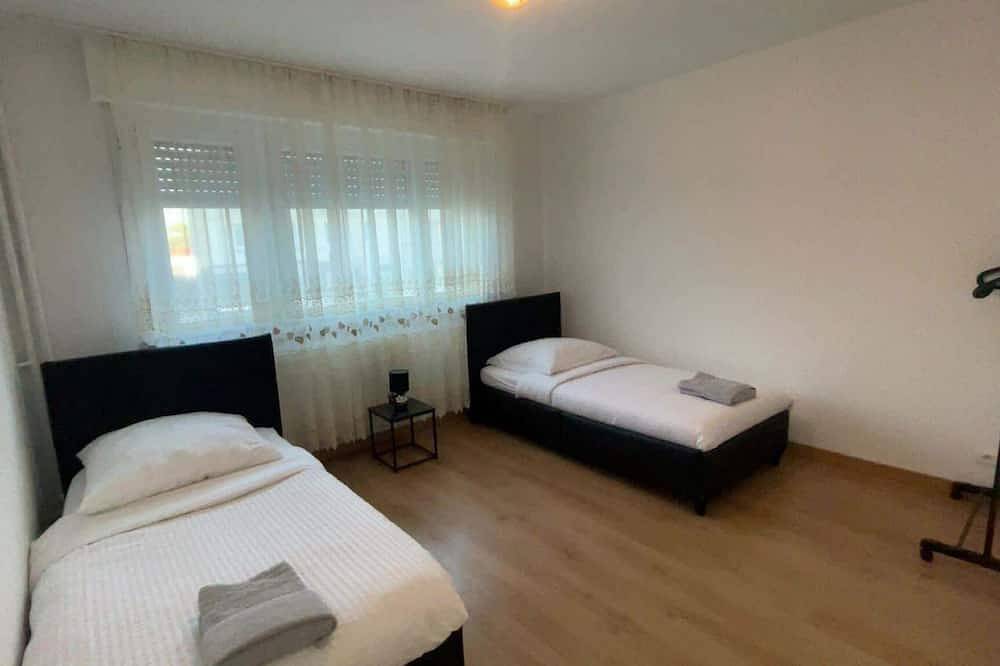 Entire apartment, Spacious 3-Bedroom Apartment Near Basel Airport in Saint-Louis, Mulhouse region