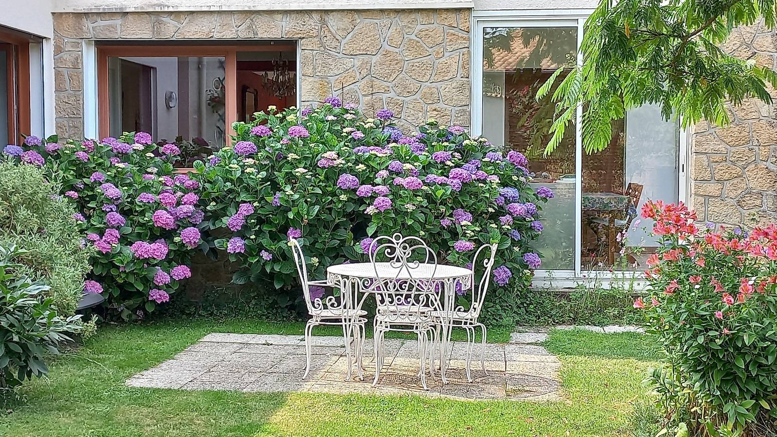 Chambre d’hôtes « Les Hortensias » avec terrasse et jardin communs, Wi-Fi in Rochechouart, Parc naturel régional Périgord-Limousin