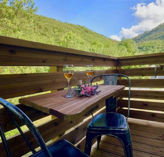 Gîte pour 2 personnes, avec jardin ainsi que terrasse et vue dans Saint-Julien-en-Saint-Alban