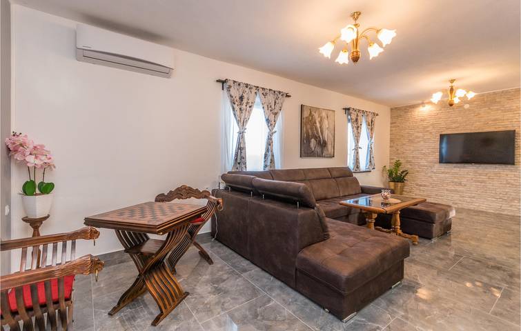 Feriehus for 12 personer med terrasse in Grad Benkovac, Zadar
