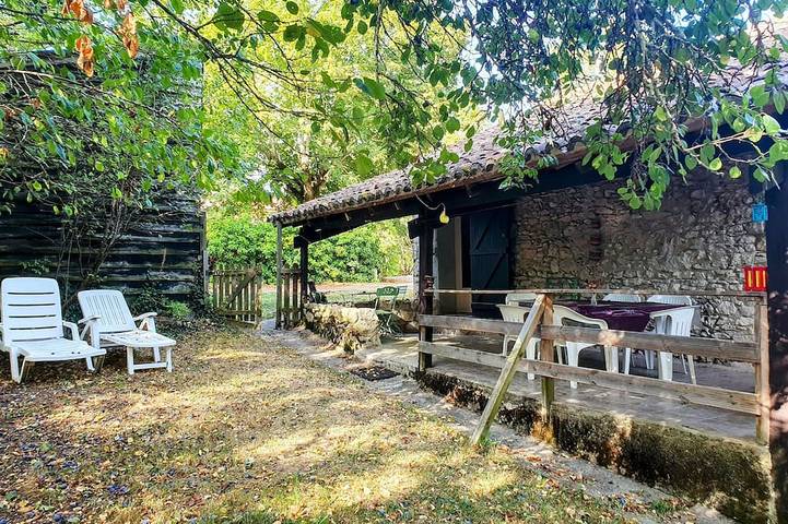 Gîte pour 8 personnes, avec piscine et sauna ainsi que jacuzzi et jardin