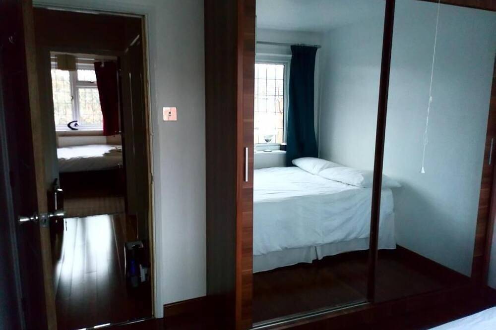 Bianca's House Hotel Heathrow Airport in Slough, Berkshire