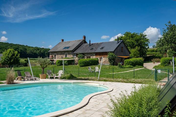 Location de vacances pour 4 personnes, avec Terrasse et Jacuzzi ainsi que Jardin et Bassin pour enfant à Chiddes