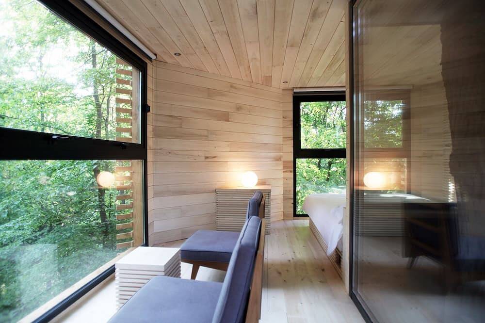 Casa del árbol con pasarela a un jacuzzi in Raray, Río Oise
