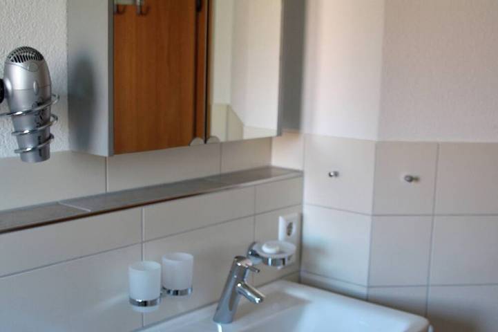 Ganze Wohnung, Gästehaus Reutemann Wg1 - Gemütliche Ferienwohnung in ruhiger zentraler Lage in Strandbad Nonnenhorn, Nonnenhorn