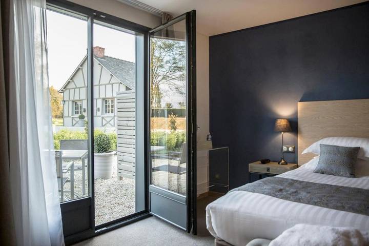 Hôtel pour 2 personnes, avec jacuzzi et jardin ainsi que piscine et sauna, animaux acceptés à Le Tronchet - 3