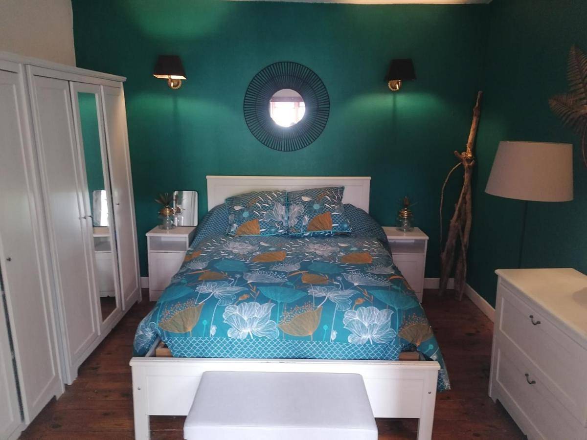 La maison à la porte bleue in Voutezac, Région de Brive-la-Gaillarde