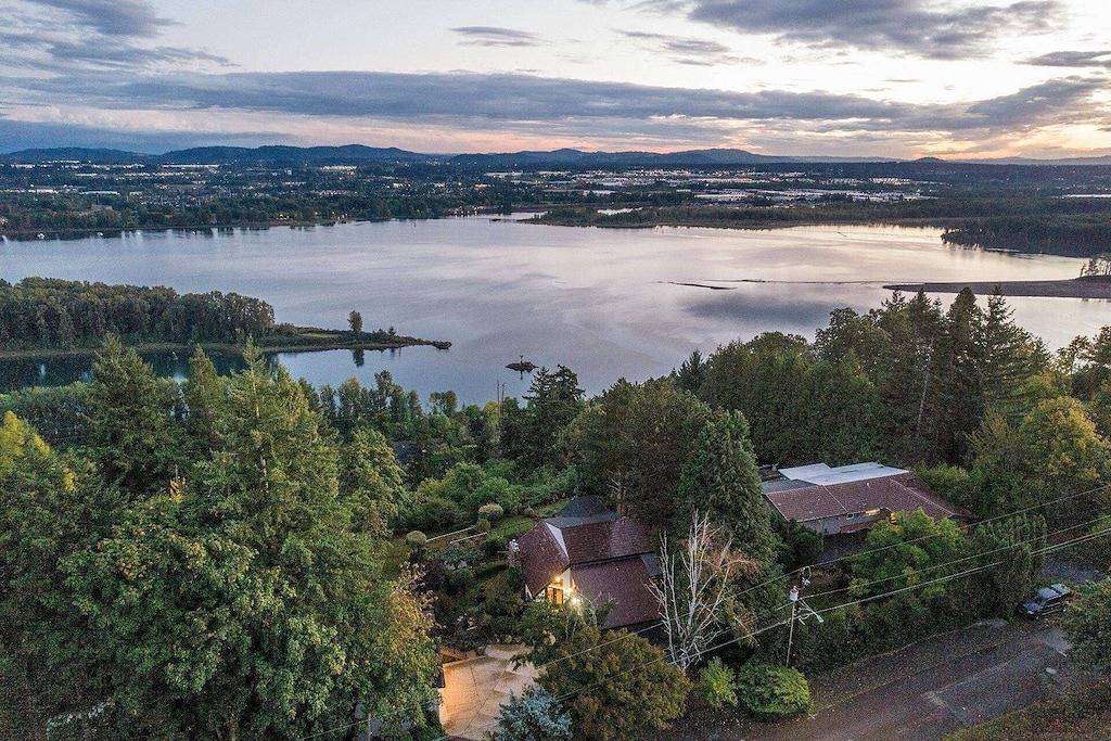 Stunning Panoramic River and Mountain Views, Huge Covered Decks, Fire-Pit, Ping Pong, Gym, & More in Camas (Washington), Washington