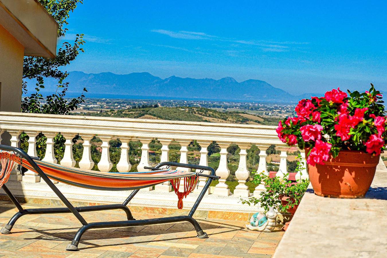 Appartamento intero, Holiday flat with private garden, sea view and communal pool in Ogliastro Cilento, Cilento