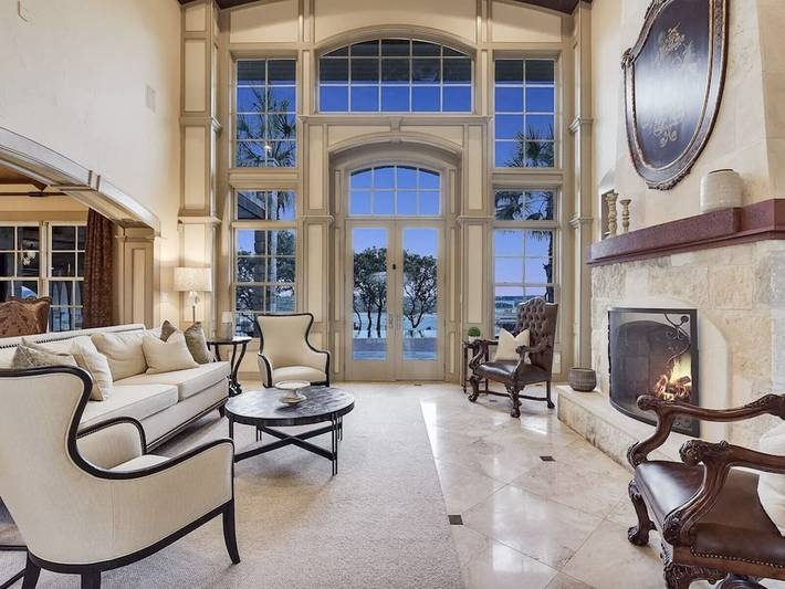 Vacation house for 20 people, with yard and hot tub in Lake Travis