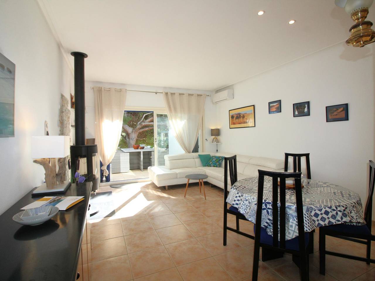 Seaside Townhouse with Direct Beach Access, Stunning Views & Terrace in Platja del Cau del Llop (Llanca), Llanca