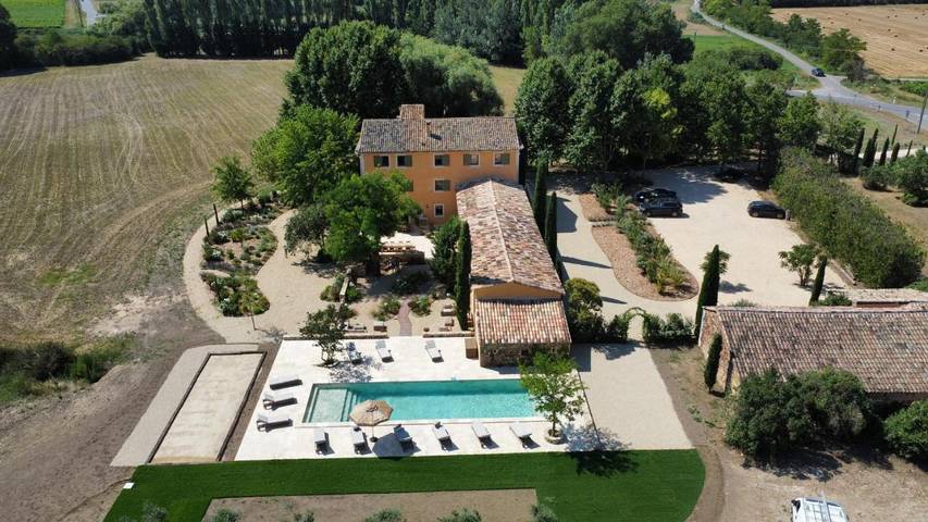 Maison d’hôte pour 2 personnes, avec Terrasse et Jardin ainsi que Piscine et Sauna à Roussillon