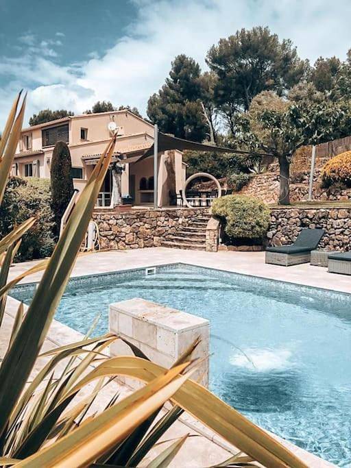 Villa pour 10 personnes, avec Balcon et Terrasse ainsi que Jardin et Piscine à Sanary-sur-Mer
