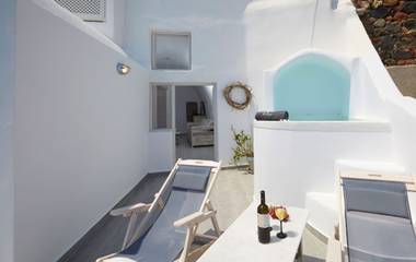 Location de vacances pour 5 personnes, avec terrasse ainsi que jardin et vue sur l’océan à Oia