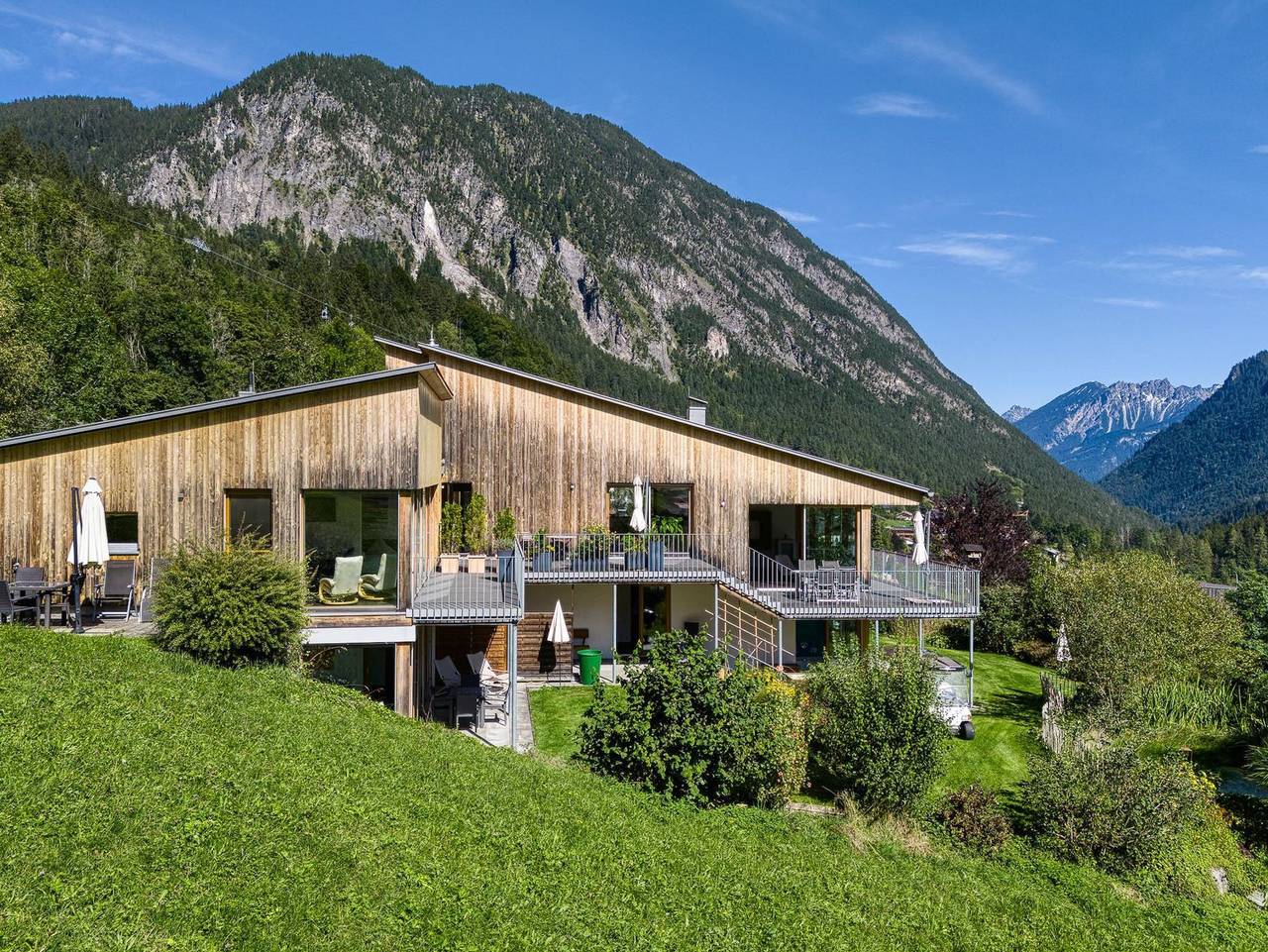 Panorama Chalet Bellavista by A-Appartments - Ferienhaus mit 3 abgeschlossenen Wohnungen in Brand, Brandnertal