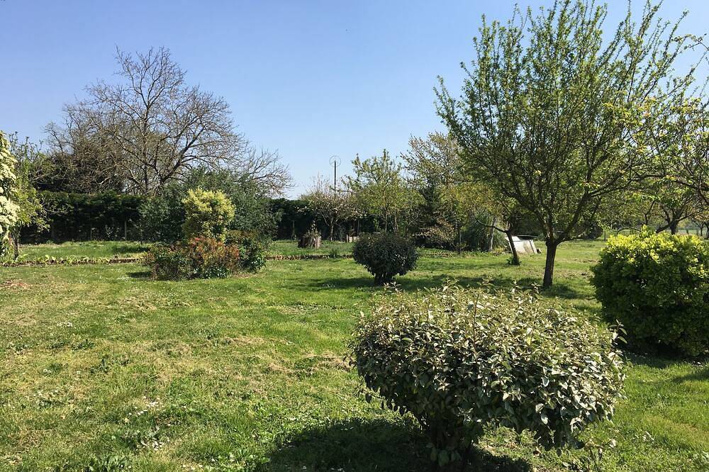 Appartement entier, Bel appartement T2 dans une girondine traditionnelle au milieu d'un parc arboré in Montcaret, Périgord Pourpre