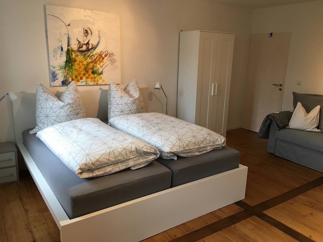 Ganze Wohnung, Ferienwohnung 'Unterm Blauregen' mit Privatterrasse und Wi-Fi in Öhningen, Untersee