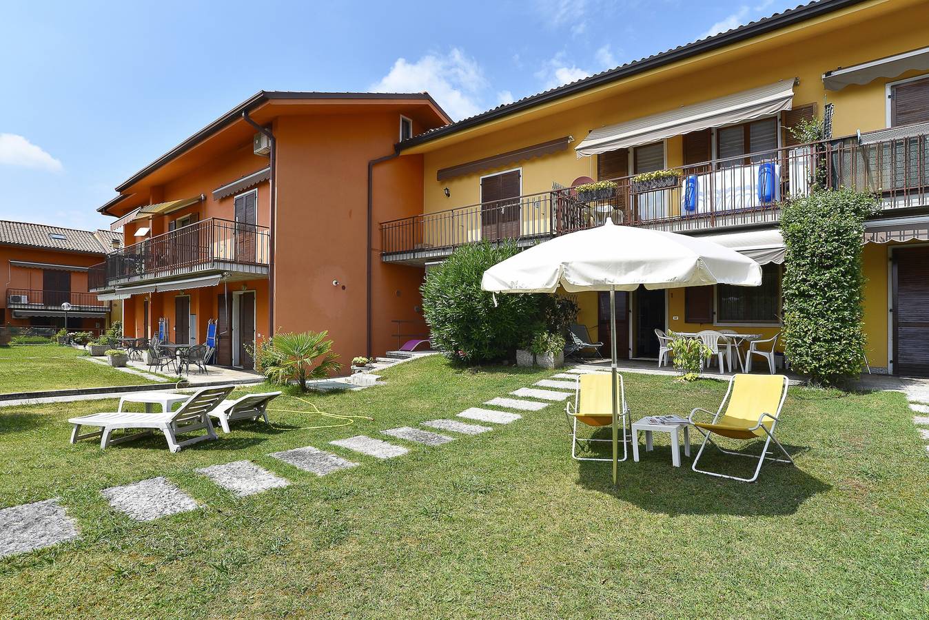 Appartamento intero, Appartamento di vacanza "Dei Salici" con giardino, piscina, aria condizionata e Wifi in Lazise, Prealpi Gardesane
