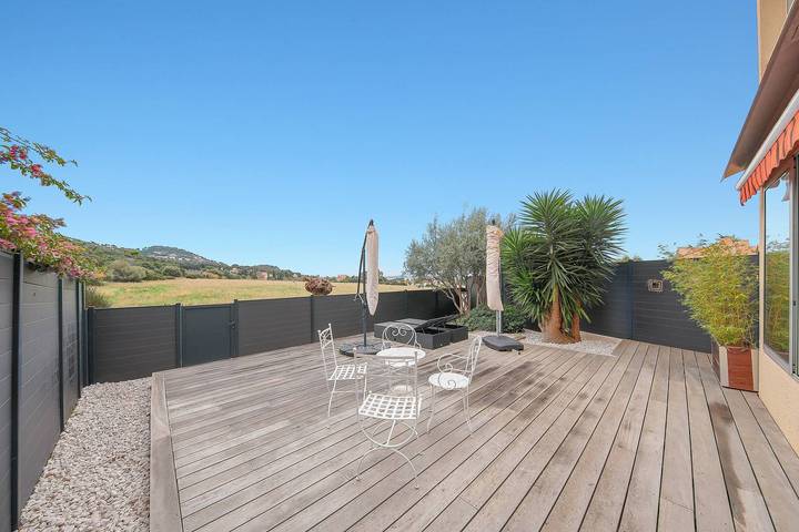 Gîte pour 4 personnes, avec terrasse et jardin, animaux acceptés dans Plage Font Brun Carqueiranne - 3