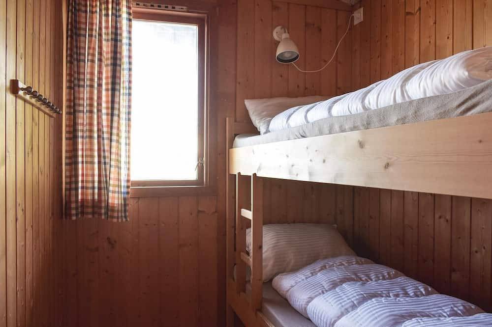 Beautiful home in Sandvoll with house sea view in Hardangerfjord