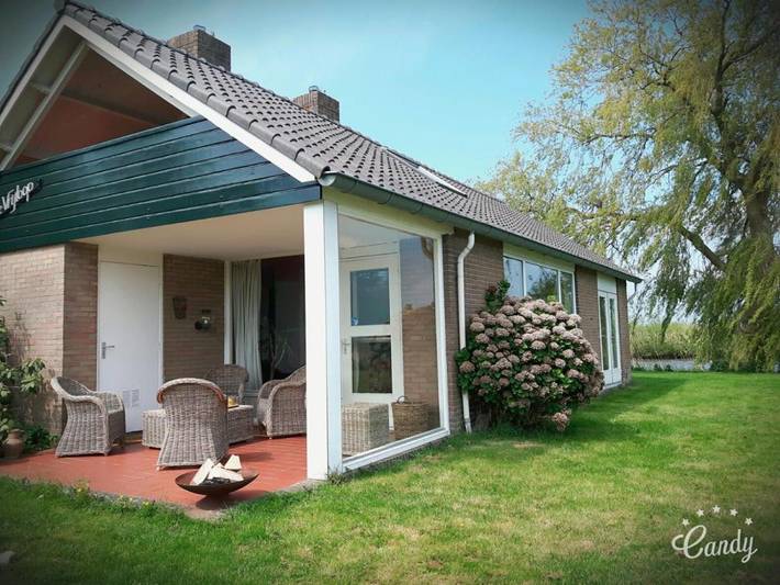 Vakantiehuis voor 4 personen, with Terras and Tuin as well as Uitzicht op het meer and Uitzicht in Langweer