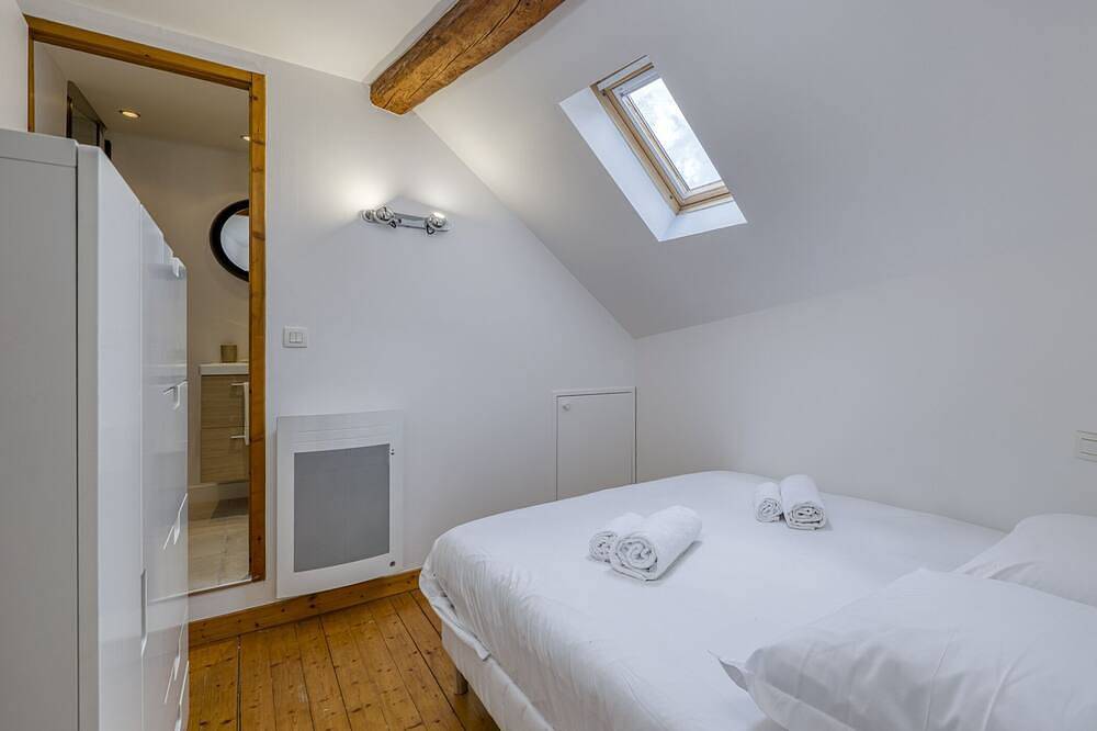 Welcome to Les Volets Azur, a lovely fully renovated village house, ideal for a romantic getaway in the heart of Menthon-Saint-Bernard. Nestled between lake and mountains, this cozy home offers a peaceful and warm atmosphere. in Menthon-Saint-Bernard, Annecy und Umgebung