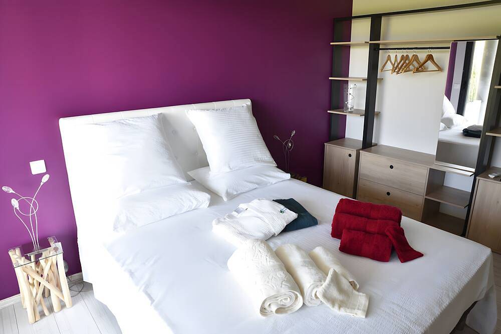 Entre mer et pinède (piscine, spa-jacuzzi, sauna) - chambre aubergine in Bandol, Côte méditerranéenne (France)