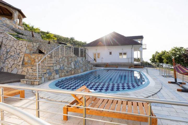 Location de vacances pour 8 personnes, avec jardin et terrasse ainsi que vue sur le lac et piscine, animaux acceptés en Albanie - 4