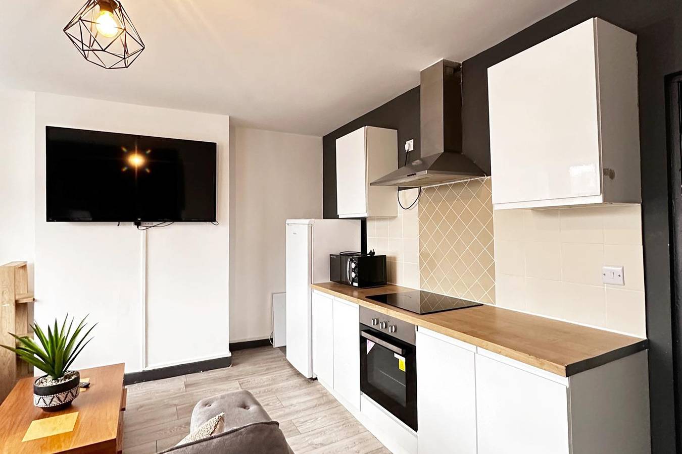 Entire holiday apartment, Willow Suite - 3br - Sleeps 8 - Central Blackpool in Blackpool Pleasure Beach, North West England