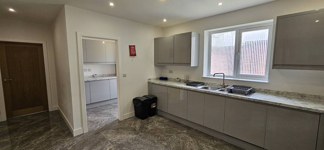Citrine Suite - Sleeps 8 with Parking in Stoke-on-Trent, Midlands