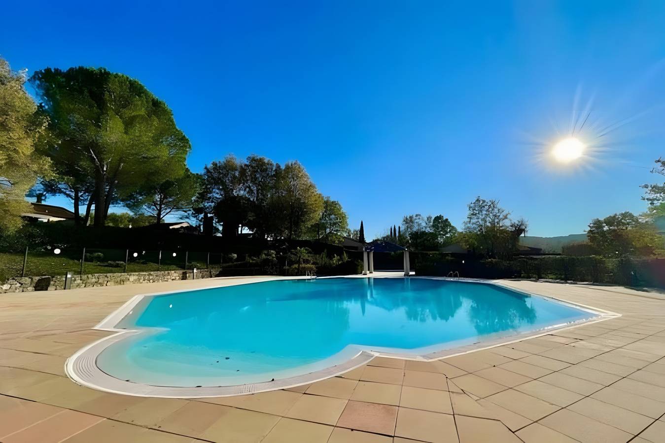 Apartamento entero, La Petite Provence, dúplex climatizado en residencia con piscina in Tourrettes, Costa mediterránea (Francia)