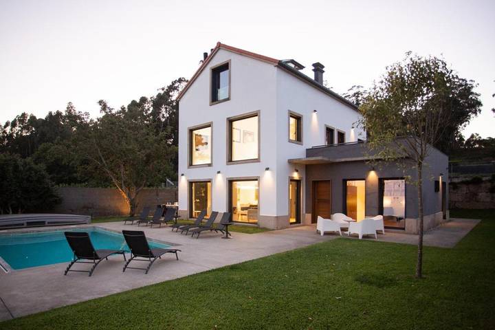 Chalet para 8 personas, con vistas además de jardín y piscina en Baixo Miño