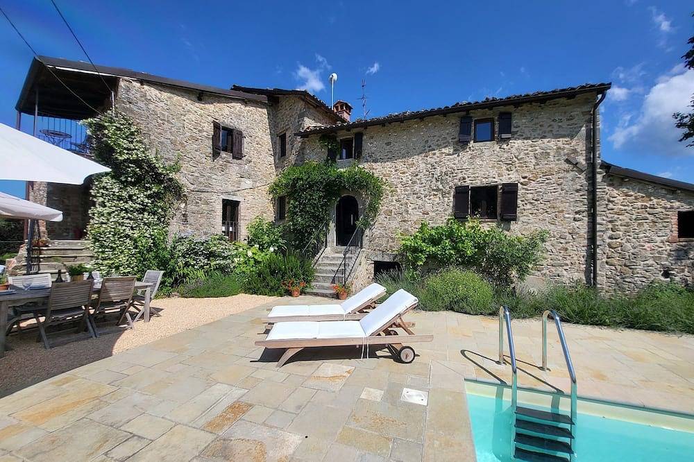Villa mit 3 Schlafzimmern, 2 Bädern, privatem Pool, zu Fuß zum Restaurant, Wlan in Castelnuovo di Garfagnana, Garfagnana