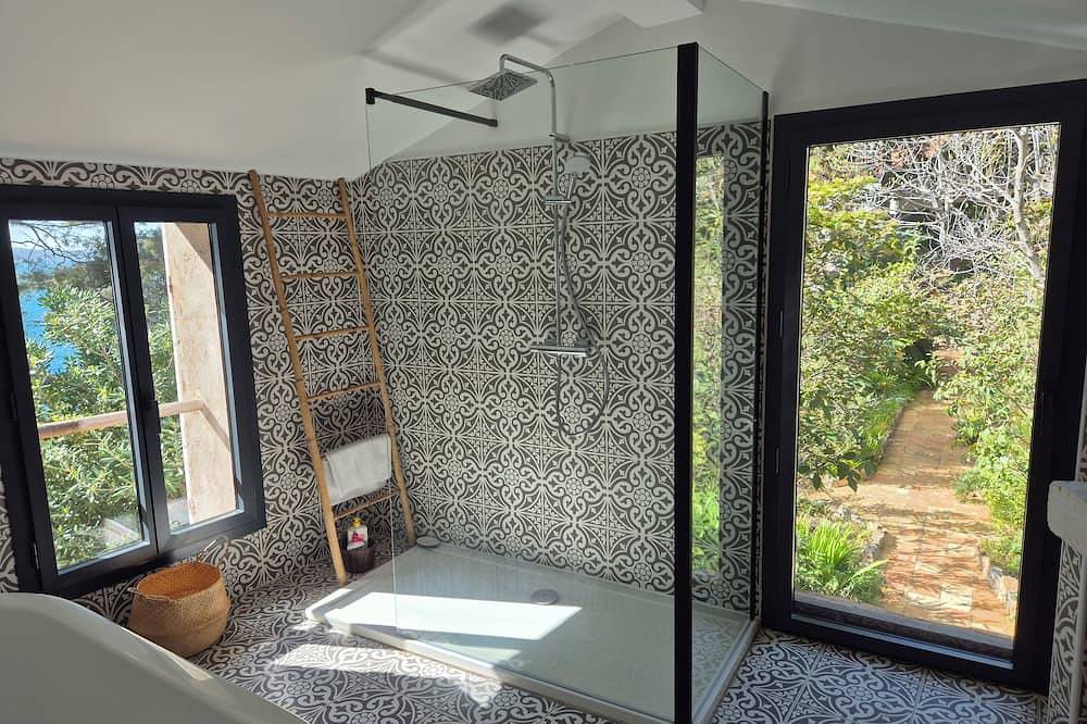 \"La Masure\", unique, maison les pieds dans l'eau in Toulon, Côte méditerranéenne (France)