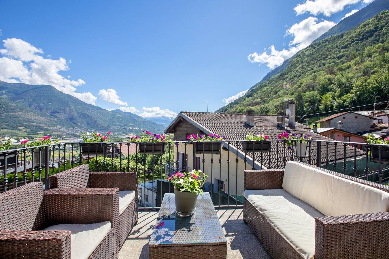 Apartamento entero, Apartamento 'Maison Bebe Mont Emilius' con vistas a la montaña, terraza privada y Wi-Fi in Chenaux, Comune di Pollein