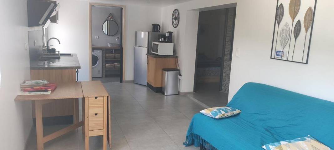 Location de vacances pour 6 personnes, avec vue ainsi que jardin et piscine à Laval-Pradel - 3