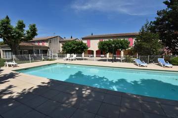 Hôtel pour 3 personnes, avec piscine et jardin à Pernes-les-Fontaines