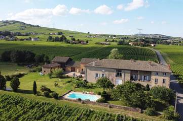 Location de vacances pour 20 personnes, avec jardin ainsi que vue et piscine, animaux acceptés à Juliénas