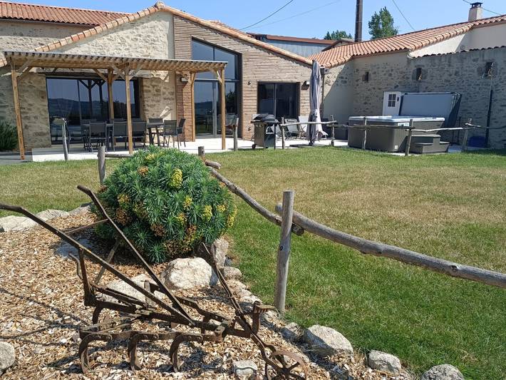 Gîte pour 10 personnes, avec terrasse ainsi que jardin et jacuzzi - 1